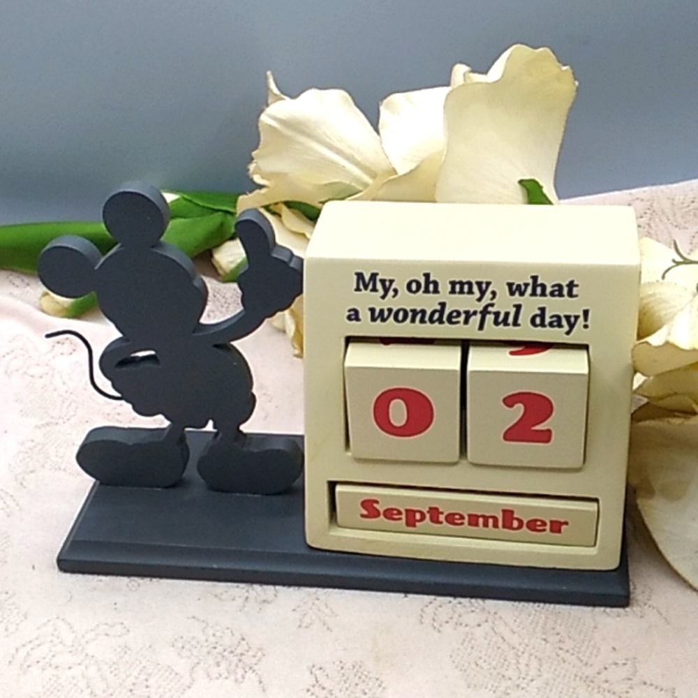 Hallmark Disney Mickey Mouse Silhouette Figurine Perpetual Desk Top Calendar